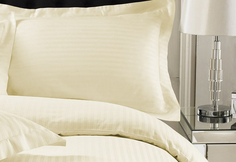 روبالشی میکرو هتلی سفید سایز ۵۰×۷۰ از پارچه میکروفایبر نرم و بادوام، مناسب شستوشوی مکرر