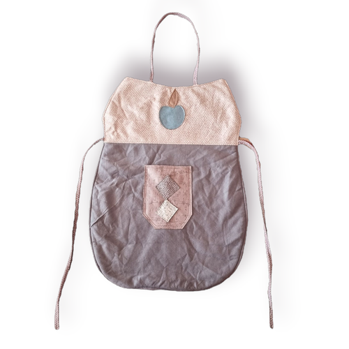 پیشبند آشپزخانه مخمل مبلی با لایه داخلی نمدی و پشت اسپاند، دارای گردنی و بندیکت برای فیکس شدن، طراحی زیبا و مقاوم مناسب آشپزی و کارگاه