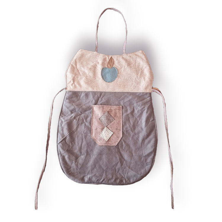 پیشبند آشپزخانه مخمل مبلی با لایه داخلی نمدی و پشت اسپاند، دارای گردنی و بندیکت برای فیکس شدن، طراحی زیبا و مقاوم مناسب آشپزی و کارگاه