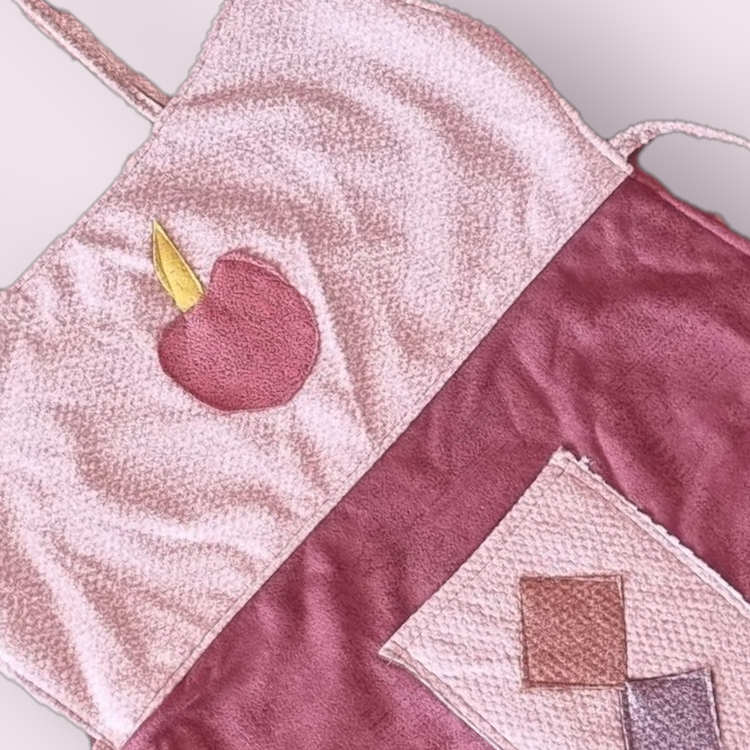 پیشبند آشپزخانه مخمل مبلی با لایه داخلی نمدی و پشت اسپاند، دارای گردنی و بندیکت برای فیکس شدن، طراحی زیبا و مقاوم مناسب آشپزی و کارگاه