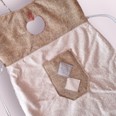 پیشبند آشپزخانه مخمل مبلی با لایه داخلی نمدی و پشت اسپاند، دارای گردنی و بندیکت برای فیکس شدن، طراحی زیبا و مقاوم مناسب آشپزی و کارگاه