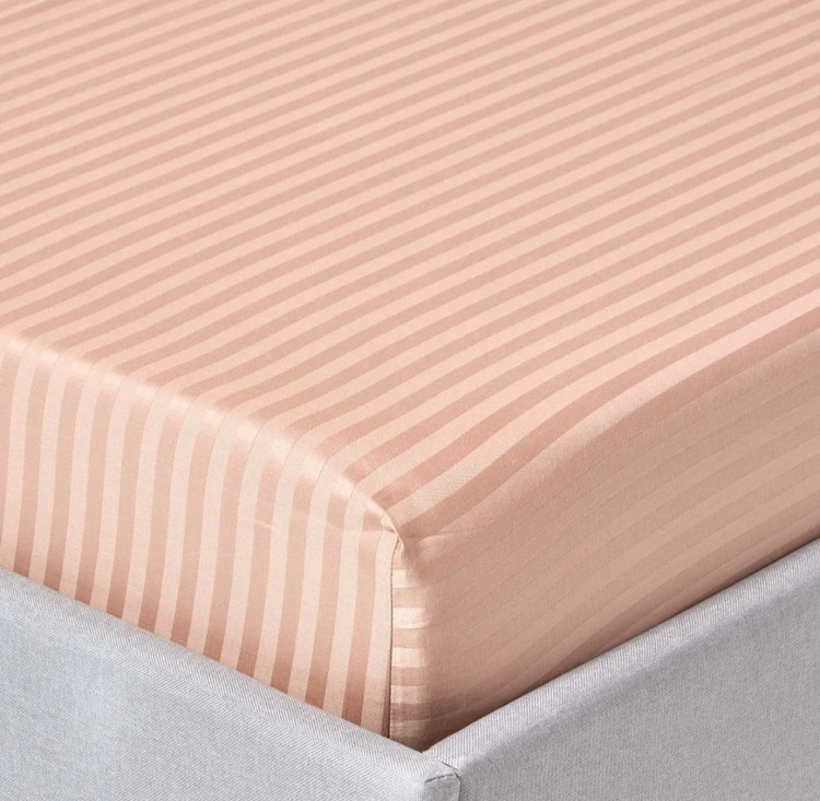 روتختی کشدوزی ژاکارد هتلی آلامتو کالا با ارتفاع ۲۵ سانتیمتر و دوخت صنعتی مناسب تختهای مختلف