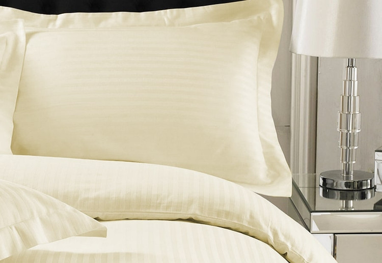 روبالشی میکرو هتلی سفید سایز ۵۰×۷۰ از پارچه میکروفایبر نرم و بادوام، مناسب شستوشوی مکرر