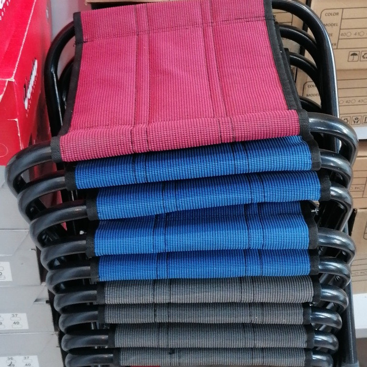 صندلی تاشو ضربدری پایه بلند برند Apex با نشیمن برزنتی، تحمل وزن ۱۰۰ کیلوگرم و طراحی سبک و کمحجم